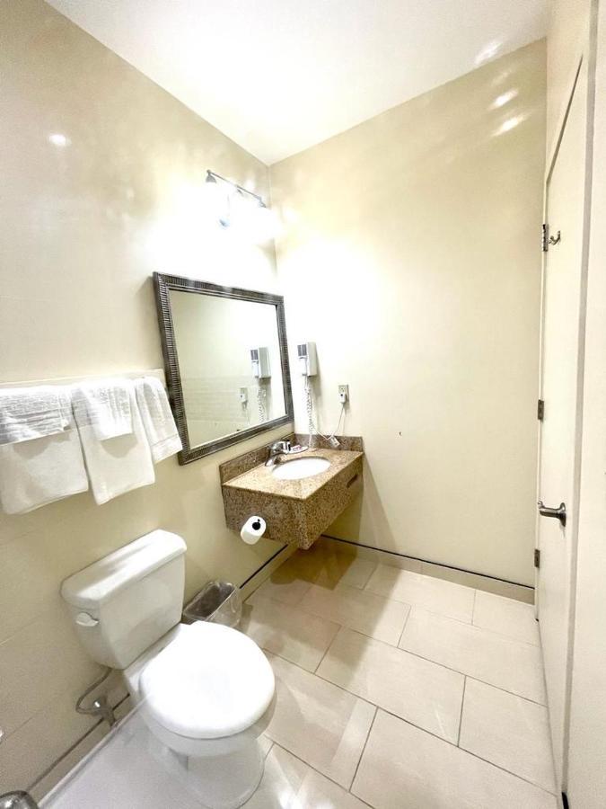 Whitney Inn & Suites Hamden Extérieur photo