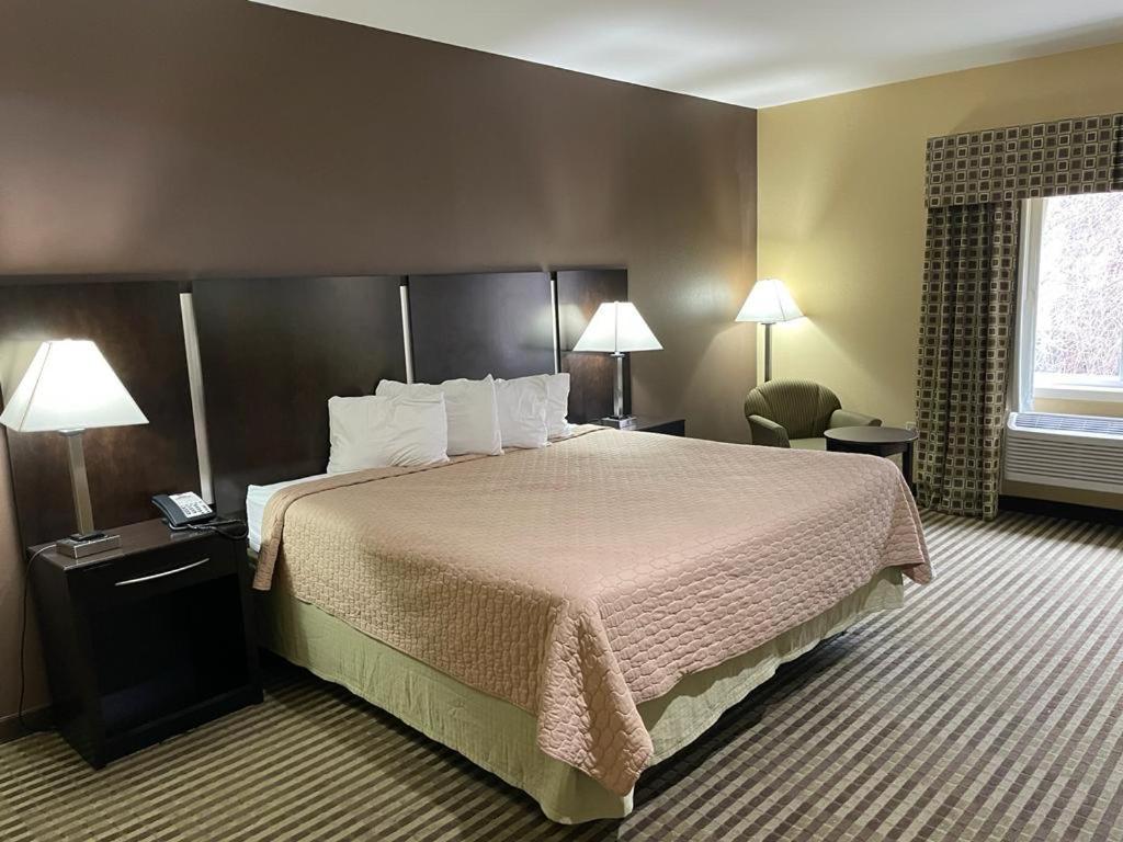 Whitney Inn & Suites Hamden Extérieur photo