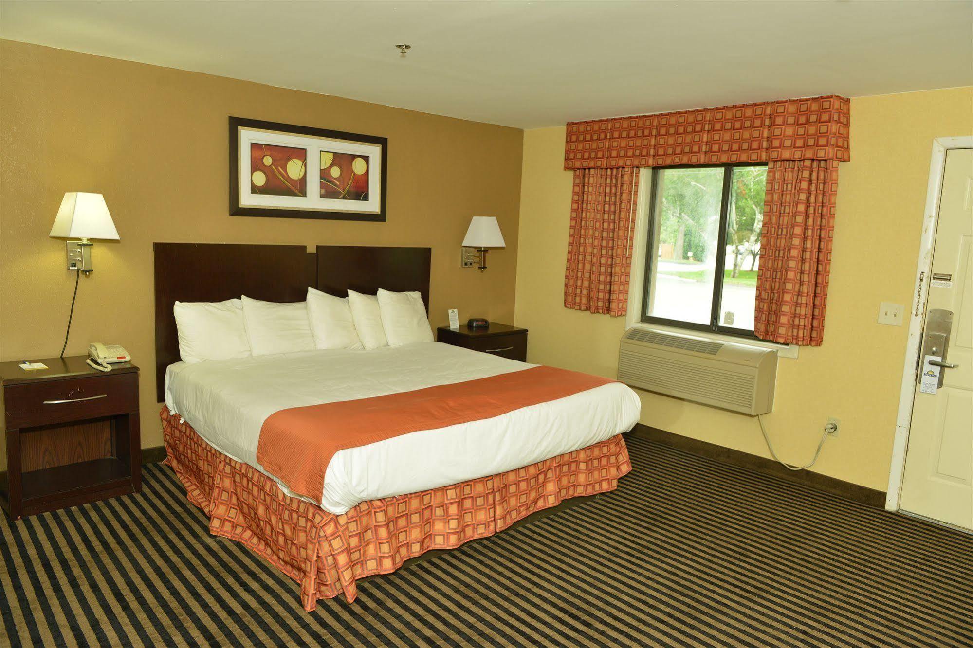 Whitney Inn & Suites Hamden Extérieur photo