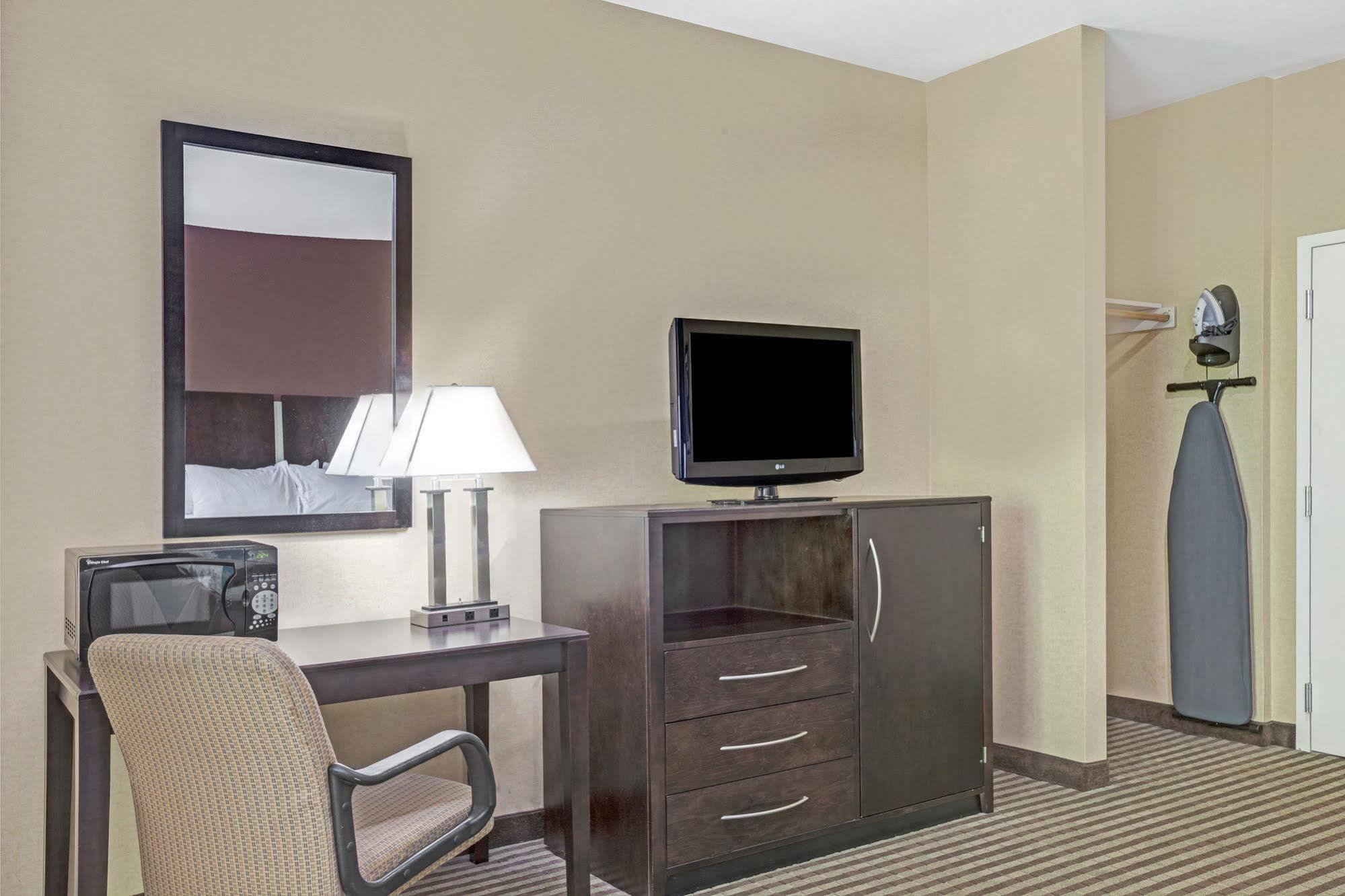 Whitney Inn & Suites Hamden Extérieur photo