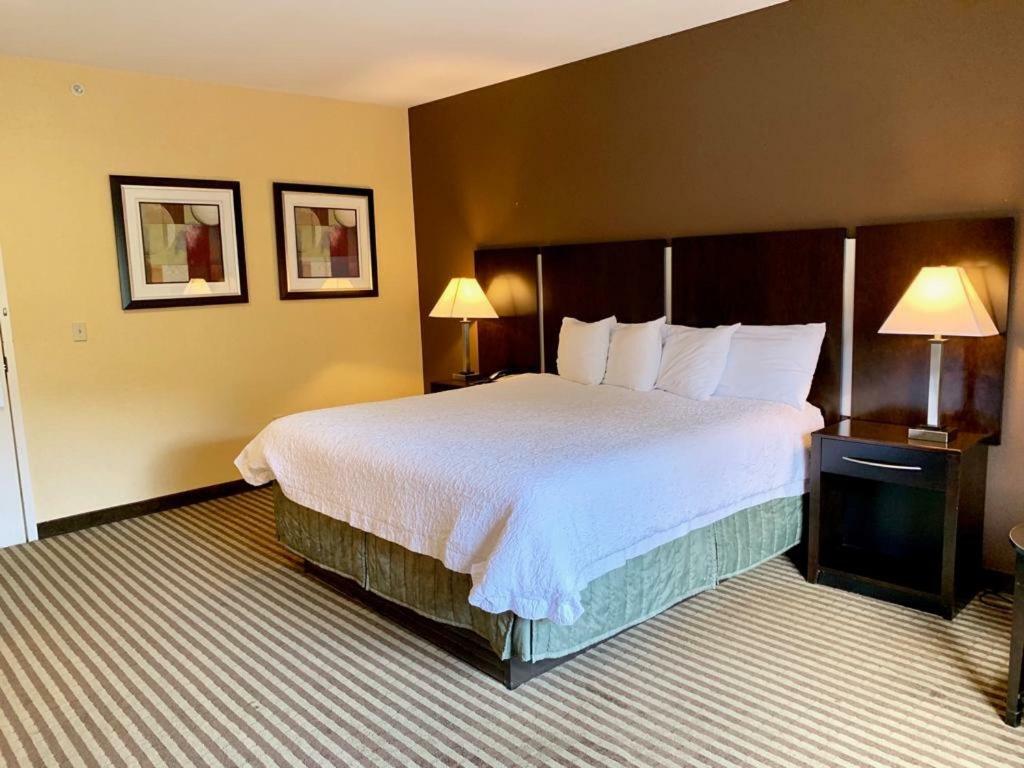 Whitney Inn & Suites Hamden Extérieur photo