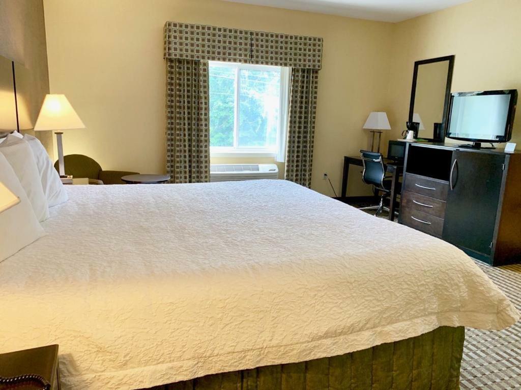 Whitney Inn & Suites Hamden Extérieur photo